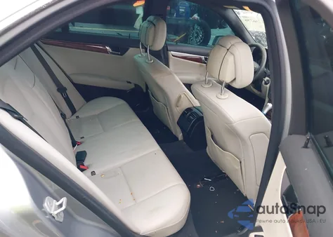 2011 Mercedes-Benz C 300 Luxury/Sport z USA, uszkodzony, nr VIN WDDGF5EB5BF636116